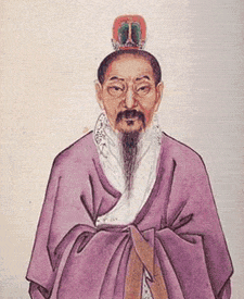 关龙逄                                                                                                                                        中文名：关龙逄                                                        别名：豢龙                                                        国籍：中国（夏朝）                                                        民族：华夏族                                                        出生地：河南省长垣县恼里镇                                                                                                                                    出生日期：前1713年（廑19年）                                                        逝世日期：前1620年（桀32年）                                                        职业：夏朝宰相                                                        主要成就：引黄图直谏，成为中国历史上第一个因为进谏被杀的大臣                                                    关龙逄介绍     关龙逄（前1713年-前1620年），生于廑19年，卒于桀32年，中国历史上第一位明相，因为进谏忠言而被杀，享年93岁，做了发，桀两代夏王的相。故里在今恼里镇龙相村。古时此地称龙城，原有一座大墓，墓前有祠，那就是夏朝末年中国第一位以死谏君的忠臣关龙逄的陵墓。此地松柏遮阴，庄严肃穆。可惜后来连年战乱，加上黄河水淤积，到清末竞荡然无存。时代背景夏王朝从公元前21世纪建国，直至公元前16世纪，到了最后一个君王夏桀。夏桀很是喜爱，妺喜得宠，说话皆言听计从。他竭力民财，修琼宫饰瑶台。将肉砌于糟堤，将脯悬于林间。酒池可以行船，糟堤可望十里。将宫女千人，尽去其衣，一会击鼓，头倒池上饮酒，一会又击鼓，就林中一足踏树上食脯，如此往来，纷纷忙乱。桀与妺喜边喝酒边观看，大笑取乐，有谏者皆杀之。又张灯夜饮，使男女裸体杂处，观之交接之势，夏桀与妺喜大以为乐，从此更加不理朝政。夏桀的所作所为，遭到民众的强烈反对，老百姓对他恨之入骨。夏桀却很不以为然，还十分狂妄地把自己比作永远不落的太阳。老百姓看到他如此厚颜无耻，就咒骂他说：“你这个太阳还不快点完蛋！我们愿意和你同归于尽”。古代有善养龙者，故有豢龙氏，关龙逄为古豢龙氏的后代，也称豢龙。对于夏桀的暴行，作为夏朝的大夫、贤臣，关龙逄实在看不下去，他多次向夏桀进谏，要他关心百姓和国家说：“作为人君，你要谦恭待人，对人臣要互相敬信，要爱护人才。只有这样天下才能安定，社稷宗庙才会稳固。像你这样，赶走自己的宗族，辱没自己的旧臣，轻其贤良，丢弃礼义，用财无度，杀人无数，老百姓都想让你早点灭亡。人心已去，老天也不会保佑你，这样很快就会亡国的”。但夏桀根本听不进去。经过长期思考后，关龙逄决定以献黄图，进行死谏。黄图，是一种关于地舆、陵庙、宫观、明堂等事的图画，借此说明当前有亡国的可能，形式甚是危急。他到夏桀居住的王宫，夏桀正不知廉耻地和妺喜寻欢作乐，准备作长夜之饮。关龙逄献了黄图，说明来意，故意立而不去。夏桀看到关龙逄的样子，很是不耐烦地说：“你又在这里妖言惑众，快下去吧！”关龙逄怒目而视，站着一动不动。夏桀早就对这个絮絮叨叨，净说不中听话的关龙逄厌烦极了，便什么也不说拿起黄图烧毁了。接着喊来宾士把关龙逄囚禁起来，不久就把他杀了。夏桀杀害了关龙逄，更加肆无忌惮，再也没人敢犯颜进谏了。这时居住在东方的商民族日益兴盛起来，首领商汤在谋臣伊尹的辅佐下，率师讨伐夏桀。夏桀的军队不堪一击，在鸣条（今长垣县西南）一战便彻底溃败了。夏桀逃奔安徽南巢，死于亭山，夏就此灭亡了。夏朝灭亡以后，后人把关龙逄的尸骨安葬于家乡龙城，因关龙逄官居相位，后改龙城为龙相。明代龙相认掘地得一石碑，长约3尺，宽1尺6寸，字径6寸，碑中有四个古篆字曰“一片忠肝”，不知为何代所刻。明朝时期，人们十分敬仰这位有史以来第一位因进谏而遭屠戳的忠臣，便将他和商末因进谏被商纣王剖心杀害的比干一同纪念。在长垣南关修建“双忠祠”，明代中期，著名的文学家，号称“十才子”的李梦阳，撰文写了碑文。李梦阳在碑中对这两位夏商两代以死谏君的忠臣表现了无限的哀思和敬仰。因为李梦阳文章写得好，字又写得好，《双忠祠碑》堪称一绝，再加上两位忠臣品德高尚，故人们合成此为长垣“三绝”。到清代，双忠祠经明、清两代多次重修，规模宏大，香火旺盛，再加上祠内有高耸入云的兴文古塔，当时实为长垣一盛景。人们又将“一片忠肝”石刻移于神座前，整天香烟缭绕，游人不断。号称江南七才子的邑人郜焕元，曾赋诗进行赞颂。诗曰:劲草堂前古柏垂，双忠遗留使人悲。欲知直节匡前代，更读中原三绝碑。译成现代汉语就是：劲草堂前的古柏哀思低垂，两位忠臣的事迹又使人感到可悲。要想用率直的行为匡正前代，更需要读一读屹立在中原的三绝碑。关龙逄的墓祠及双忠祠，虽然不存在了，但关龙逄的爱国家、爱人民、不怕死的爱国主义精神，却永远激励鼓舞着一代又一代后人。人物经历说法一据档案馆文献史料记载：关龙逄也称豢龙，是古代豢龙部族的后代。夏桀荒淫无道，不理朝政，筑倾宫饰瑶台，远贤臣，亲小人，谏者皆杀之。夏桀终日与美女妺喜寻欢作乐，对妹喜言听计从还十分狂妄地把自己比作永远不落的太阳。对于夏桀的暴行，作为夏朝的大夫、贤臣，关龙逄实在看不去。他多次向夏桀进谏，要他关心百姓与国家，但夏桀根本听不进去。经过长期思考之后，关龙逄决定以献黄图进谏。所谓黄图就是一种地图，关龙逄想借此说明形势危急，夏桀应多关心朝政。关龙逄献了黄图，故意立而不去。夏桀看到关龙逄的样子，心里很不耐烦，就说：“你还有什么惑众的妖言要说？”关龙逄怒目而视。夏桀早就对这人絮絮叨叨、净说难听话的关龙逄厌恶极了，什么也不问便把黄图烧毁，接着喊来兵士把关龙逄囚禁起来，不久就杀了。说法二夏桀时大臣，因忠谏而被桀所杀。据《韩诗外传》记载，夏桀时，建造的酒池中可以运船；堆起的酒糟足有十里长，池中之酒可供牛饮者三千人。关龙逄向夏桀进谏说：古代的君王，讲究仁义，爱民节财，因此国家久安长治。如今国王您如此挥霍财物，杀人无度，您若不改变，上天会降下灾祸，那时定会有不测的结果。他恳请国王改变这种情况。说毕，立于朝廷不肯离去。夏桀大怒，命人把他囚而杀之。关龙逄因忠谏被杀，在夏王朝内外引起很大不满，很多人都不敢直言进谏，只想远远离去。说法三夏王桀让关龙逄陪他在瑶台观看炮烙之刑。夏桀问：“观看这种刑罚快乐吗?”关龙逄答：“快乐！”桀反问：“观看酷刑为何不悲伤？”关龙逄答：“天下人认为最苦的恰恰是君认为最乐的，我是君的臣，为何不高兴呢?”桀说：“现在我听你说，说得对我就改正，说得不对我就对你施加酷刑”。关龙逄说：“我看君头上悬着危石，脚下踏着春冰，头顶危石无不被石覆压，脚踏春冰无不下陷。”桀笑道：“你是说国家灭亡，我要同国家一起灭亡。你只知我要灭亡，却不知你现在就要灭亡吗？”桀对关龙逄施以炮烙之刑，关龙逄赴火而死，葬在今灵宝市孟村村西。不管关龙逄被杀原因如何，有一点是肯定的，即夏桀杀了关龙逄后，更加肆无忌惮。而商民族日益兴盛起来，一举灭了夏朝，夏桀和妺喜一同逃奔到安徽南巢（今安徽巢湖）死于亭山。后世纪念在长垣县城东南10公里处的龙相村，原有一座大墓，据传是夏朝末年犯颜直谏的忠臣关龙逄的陵墓。关龙逄虽遭受了“炮烙之刑”，但由于他敢为民请命，勇于犯上死谏，千百年来一直为人们所拥戴。唐朝时，人们为关龙逄树碑，碑上刻：“夏直谏臣关公之墓。”清代诗人许鹏扶写诗赞颂：“肝胆空披死谏君，黄河曲里有孤坟，末绵夏祚终余恨，但殒微躯岂足云。吊古三杯田横酒，诔芳一部屈原文，慎无说坏天王圣，知是忠魂不忍闻。”民国诗人初元方亦写下《关龙逄墓》一首：“死谏开先第一人，千秋从此解批鳞，空言盛世能旌善，坯土何曾表直臣。”后人十分怀念有史以来第一位因进谏而遭杀戮的忠臣，亦将他和被纣王剖心而死的比干一同纪念。修建了“双忠祠”。到了明代中期，著名文学家，号称“十才子”的李梦阳，撰文写了碑文。李梦阳在碑文中对这两位以死谏君的忠臣表现了无限的哀思和深深的敬仰。因为李梦阳文章写得好，字又写得好，《双忠祠碑》堪称一绝；再加上两位忠臣品德高尚，故人们称此为长垣“三绝”，直到清代还有人赋诗赞颂，诗曰：“劲草堂前古柏垂，双忠遗留使人悲。欲知直节匡前代，更读中原三绝碑。”关氏始祖关氏这个备受敬仰的姓氏，家世源流也光彩荣耀无比。他们的始祖，就是夏朝末年那位可敬的大臣关龙逄。这一点在《姓源》一书上记载得清清楚楚，是这样的：“夏臣关龙逄之后，望出陇西，东海。”关氏的始祖关龙逄是夏朝末年的著名贤臣。据说，当时的夏桀荒淫无道，像“作酒池槽丘，为长夜饮”等荒唐的行为，真是罄竹难书。这个时候在朝廷上毫无疑问的是奸当道，忠良掩盖，而关逄龙却一片赤胆忠心，时常引黄图以谏，而且立而不去。可想而知，“忠言逆耳”是必然的后果。夏桀不但不听他的金玉良言，而且把黄图焚毁，还惨无人道地把关龙逄囚而杀之，留下了关龙逄的一片忠贞节烈照耀万古千秋。夏桀的囚杀关龙逄，根据史载，是发生于公元前1767年的事。换言之，关氏家族不但是源自这样一位千古完美的人物，而且据有长达3740多年的悠久源流，实在最有资格在人前人后自豪自傲。夏朝国都设于安邑，亦即今山西省运城西北。据说，关氏的始祖关龙逄，便是当时的安邑人。换言之，关氏家族的发源地也就在这里。到了秦、汉天下一统之后，这个古老而光辉的家族，一方面在山西的老家继续繁荣滋长，像汉末三国时期大名鼎鼎的关羽，便是当时的山西解县人；另一方面，他们又在甘肃一带开创了一个新天地。所以，遍布于世界各地的关姓人家，有很多都相承相袭着“陇西”的堂名。关氏系出夏末贤臣关龙逄，长久以来已经被公认不移。然而过去的姓氏学者中，也有人认为关氏的始祖应该是“豢龙逄”而不是关龙逄；这种情形真可说是一字之异，相差千里。因为，所谓“豢龙”氏应该是距今4200多年前的古人，如果关氏真的是豢龙氏的后裔，则他们的历史是更加的悠久了。所谓“豢龙氏”，《左传》一书有详尽的介绍：“昔叔安有裔子，曰董父，实好龙，以服事帝舜，舜赐之姓曰董氏，曰豢龙。”另外，据说古代守关的“关尹”之中，也曾有人“以官为氏”而姓了关。譬如，《风俗通》一书就记载说“关令尹喜之后。”所谓关尹，亦称关令，依照《国语》的记载，是先秦时期一种“敌国宾至，关尹以告”的官职。因此，这一支关氏的得姓，大致已有了2400年以上的历史，也十分的悠久，据说，这一支关氏主要是繁衍于山东、江苏的交界之处。所以关氏家族，另外还有“东海”一望。继承始祖关龙逄的光荣传统，关氏家族在历史上的表现真是出色极了，解州关帝爷关羽，便是其中最为出类拔萃的一位。关龙逄墓唐太宗东巡致祭，唐开元十三年（725）立碑，大书“夏直臣关公之墓”，俗称“相国墓”，讹传为相公墓。宋朝绍圣四年（1097）始建祠堂于灵宝县城东关（旧址已被三门峡水库淹没）。历代过往官员必到墓前拜谒，沿为习俗。清末民初，墓前还有陵庙。现仅存一座一丈多高的土冢。后人十分怀念有史以来第一位因进谏而遭杀戮的忠臣，便将他和被纣王剖心而死的比干一同纪念，修建了“双忠祠”。到了明代中期，著名文学家李梦阳，撰文写了碑文。李梦阳在碑文中对这两位以死谏君的忠臣表达了无限的哀思和深深的敬仰。民国诗人初元方写下一首《关龙逄墓》：死谏开先第一人，千秋从此解批鳞。空言盛世能旌善，坯土何曾表直臣。相关记载《旧唐书&middot;太宗本纪》：“丙午，诏：“齐故尚书仆射崔季舒、给事黄门侍郎郭遵、尚书右丞封孝琰等，昔仕邺中，名位通显，志存忠谠，抗表极言，无救社稷之亡，遂见龙逢之酷。其季舒子刚、遵子云、孝琰子君遵，并以门遭时谴，淫刑滥及。宜从褒奖，特异常伦，可免内侍，量才别叙。”赞 踩 相关专题更多 夏朝帝王列表夏朝君主于古籍中被称为后、夏后、夏后氏,亦有称之为帝者。自启至桀凡十三代,十六传,历四百七十二年(一说四百三十二年),是为后人所推算。如夏代的开始从夏禹算起，自禹至履癸(桀)，则共十四代、十七王，前后经过了四百余年。... 夏朝按照《史记》等众多古文献记载，夏朝是中国历史上第一个朝代，司马迁的《史记》中有记载，夏朝有万国，所以我们一般认为夏朝是一个部落联盟形式的国家。20世纪末和21世纪初，我国启动了“夏商周断代工程”，最后认定夏代存在470年（即公元前2070年—公元前1600年），历经禹、启、太康、仲康、相、少康、予、槐、芒、泄、不降、扃、廑、孔甲、皋、发、癸（桀）等朝代。... 河南历史人物大全河南省，简称“豫”，位于中国中部，河南历史悠久，是中华民族和华夏文明的重要发祥地;文化灿烂，人杰地灵、名人辈出，是中国姓氏的重要发源地。...        与关龙逄相关人物更多        关龙逄的故事更多历史朝代介绍更多    朝代都城建立者夏朝安邑大禹商朝亳商汤周朝西周镐京周武王姬发东周洛邑周平王姬宜臼春秋　--战国　--秦朝咸阳始皇帝嬴政西楚彭城西楚霸王项羽汉朝西汉长安汉高帝刘邦新常安王莽玄汉宛城洛阳长安汉更始帝刘玄东汉洛阳汉光武帝刘秀三国曹魏洛阳魏文帝曹丕蜀汉成都汉昭烈帝刘备东吴建业吴大帝孙权晋朝西晋洛阳晋武帝司马炎东晋建康晋元帝司马睿五胡十六国-见五胡十六国表南北朝南朝刘宋建康宋武帝刘裕萧齐建康齐高帝萧道成萧梁建康梁武帝萧衍南陈建康陈武帝陈霸先北朝北魏平城魏道武帝拓跋珪洛阳魏孝文帝拓跋宏东魏邺魏孝静帝元善见西魏长安魏文帝元宝炬北齐邺齐文宣帝高洋北周长安周孝闵帝宇文觉隋朝大兴隋文帝杨坚唐朝长安唐高祖李渊五代十国后梁开封后梁太祖朱温后唐洛阳后唐庄宗李存勖后晋开封后晋高祖石敬瑭后汉开封后汉高祖刘暠后周开封后周太祖郭威十国-见五代十国表宋朝北宋开封宋太祖赵匡胤南宋临安宋高宗赵构契丹辽朝西辽上京汴京虎思斡耳朵辽太祖耶律阿保机辽太宗耶律德光辽德宗耶律大石大理国太和城大理太祖段思平西夏兴庆府夏景宗李元昊金朝会宁金太祖完颜阿骨打中都海陵王完颜亮开封金宣宗完颜珣元朝大都铁木真元世祖忽必烈明朝北京明太祖朱元璋清朝盛京北京清太祖努尔哈赤清太宗皇太极同时代人物更多    1姒槐夏朝第八位君主人物介绍1姒槐6次查阅2孔甲夏朝第十四任君主人物介绍2孔甲9次查阅3姒泄夏朝第十位君主人物介绍3姒泄7次查阅4大禹夏朝开国君主人物介绍4大禹13次查阅5大廉廉姓始祖人物介绍5大廉14次查阅6葛伯夏朝时葛国国君人物介绍6葛伯13次查阅7夏桀夏朝最后一位君主人物介绍7夏桀20次查阅8姒少康夏朝第六任君王人物介绍8姒少康3次查阅9女娇夏禹姒文帝的妃子人物介绍9女娇6次查阅10武观夏启的第五子人物介绍10武观7次查阅