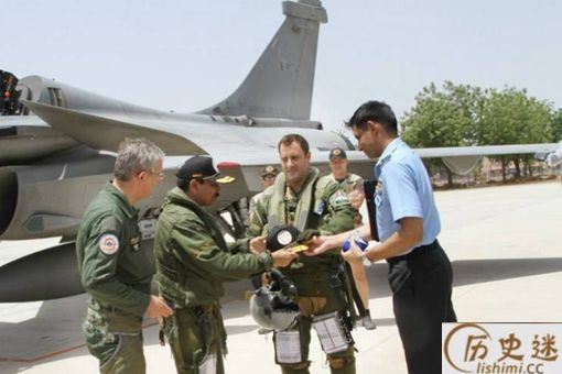 印度飞行员误降敌方机场,一句话化解尴尬
