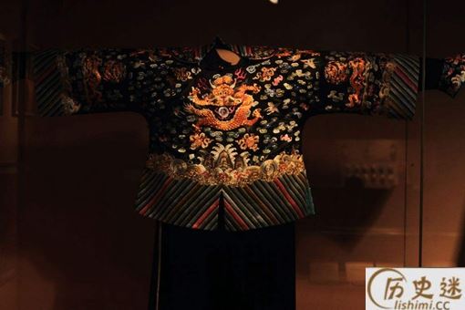 秦始皇的龙袍为什么是黑色的