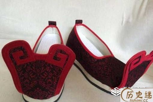 古代的鞋子前面为什么翘起来