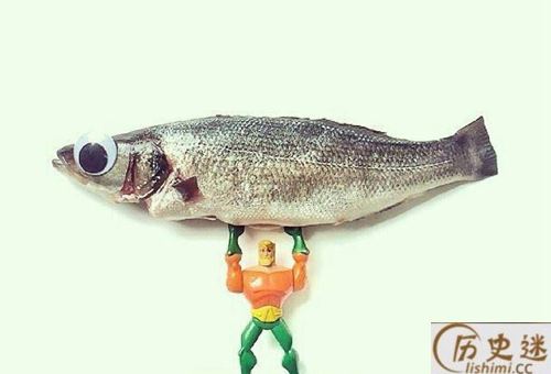 以前地主家过年为什么要在门后挂一条老咸鱼