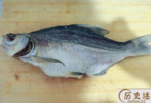 以前地主家过年为什么要在门后挂一条老咸鱼