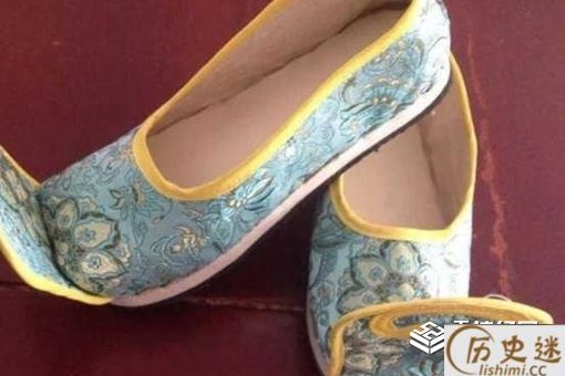 古代的鞋子前面为什么翘起来