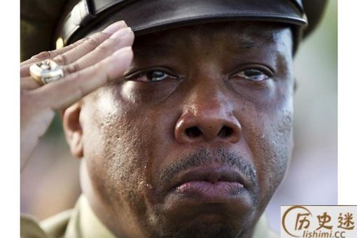 珍珠港事件中,一位黑人士兵的逆袭