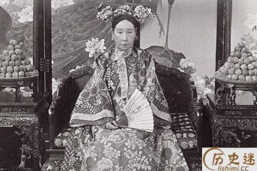 慈禧方便时旁边站个宫女口里面喊水是要干什么