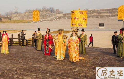 古代上朝为什么只有清朝百官要下跪