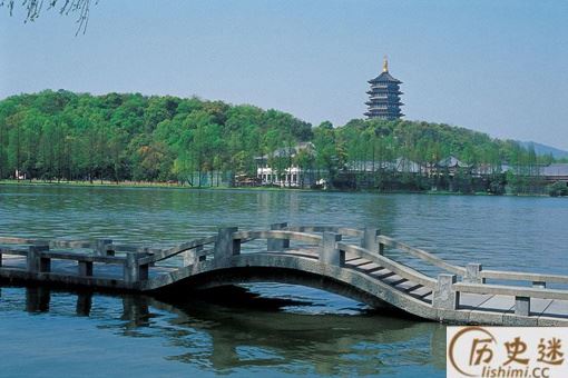 雷峰塔突然坍塌时,里面真的挖出了装有蜈蚣的盒子