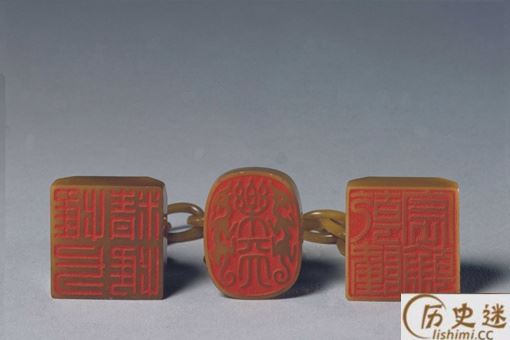 溥仪被逐出北京的时为何要把田黄石三链章藏在棉衣里