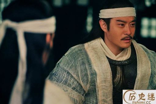 周瑜打黄盖为什么一个愿打一个愿挨