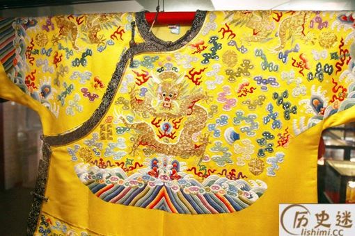 龙袍为什么是黄色的