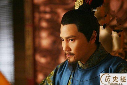 宋朝官员的官服上面为什么会有个白圈