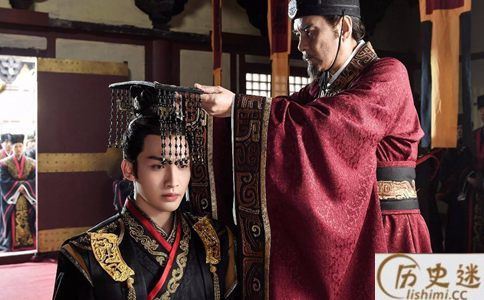 龙袍大多都是黄色,为什么秦汉时期的龙袍是黑色