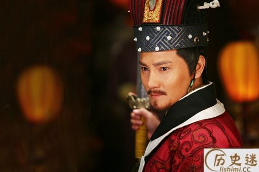 宋朝官员的官服上面为什么会有个白圈