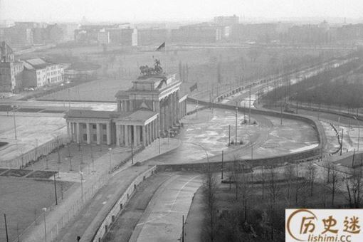 一名东德士兵为何要冒生命危险帮助小男孩翻越柏林墙