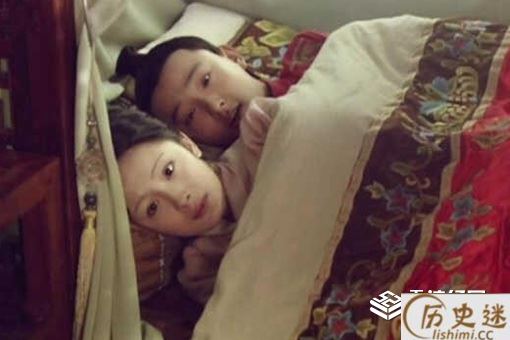 古人纳妾行房妻子为何要站在一旁