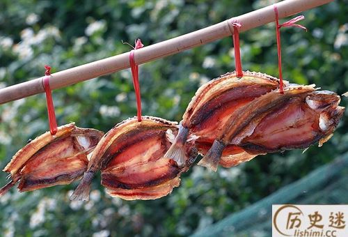 以前地主家过年为什么要在门后挂一条老咸鱼