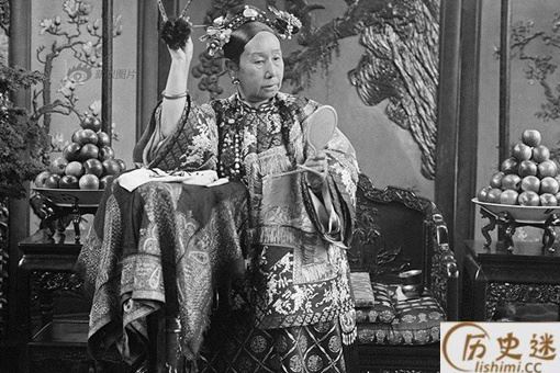 慈禧方便时旁边站个宫女口里面喊水是要干什么