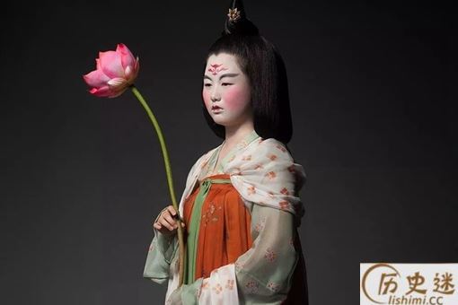 古人的衣服为什么那么长要拖在地上