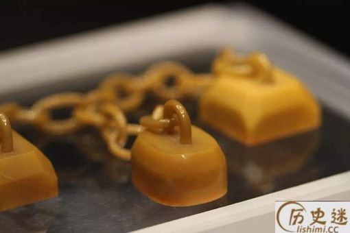 溥仪被逐出北京的时为何要把田黄石三链章藏在棉衣里