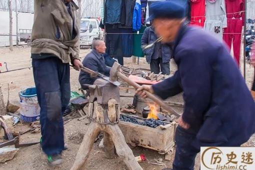 打铁的铁砧下面为什么要用铁链缠绕