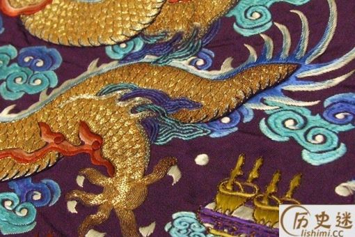 秦始皇的龙袍为什么是黑色的