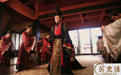 龙袍大多都是黄色,为什么秦汉时期的龙袍是黑色