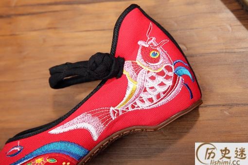 古代人在投河自尽的时候为何要把鞋子脱掉