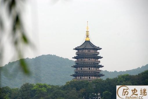 雷峰塔突然坍塌时,里面真的挖出了装有蜈蚣的盒子