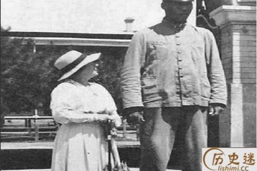 黄金荣收养的2米5的巨人是谁