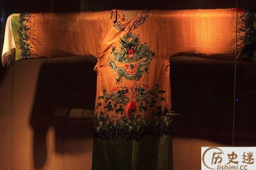 秦始皇的龙袍为什么是黑色的