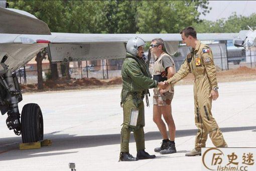 印度飞行员误降敌方机场,一句话化解尴尬