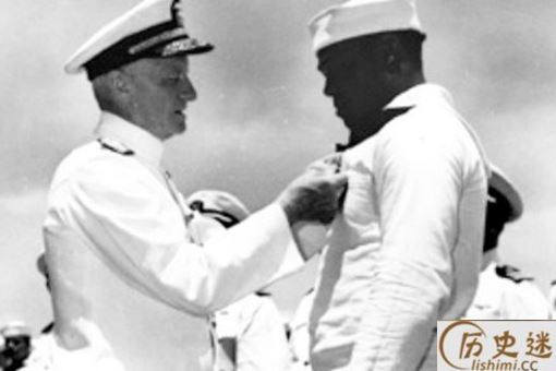 珍珠港事件中,一位黑人士兵的逆袭