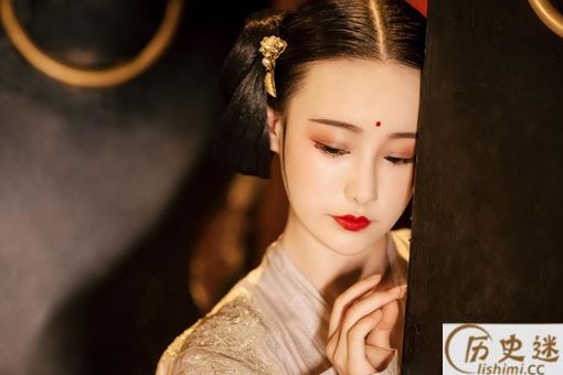 古代小妾孔雀开屏什么意思