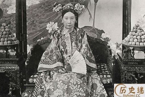 慈禧方便时旁边站个宫女口里面喊水是要干什么