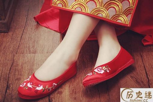 古人的衣服为什么那么长要拖在地上