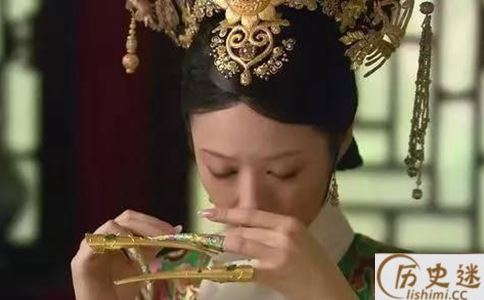 清宫女子手上带的指甲套叫什么
