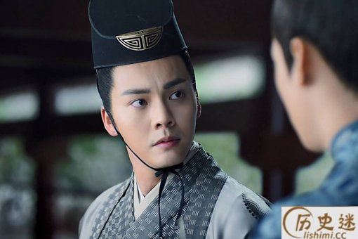 太监上厕所是站着还是蹲着