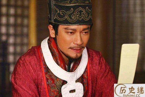 宋朝官员的官服上面为什么会有个白圈