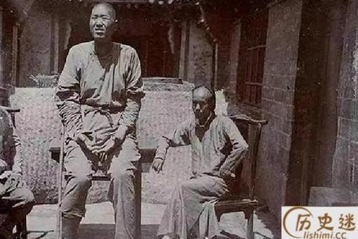 黄金荣收养的2米5的巨人是谁