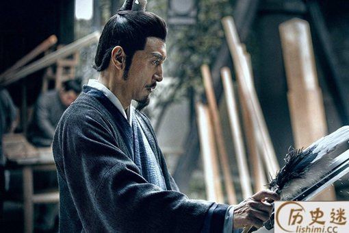 诸葛亮出征时,为什么总是坐轮椅拿羽毛扇