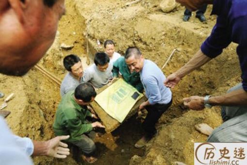 农村父子盖新房,却挖出一只“猪”,考古学家到了后说"继续挖"。