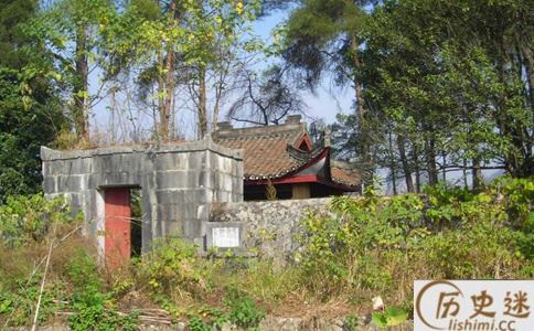 宁睡孤坟,不睡庙宇是什么意思