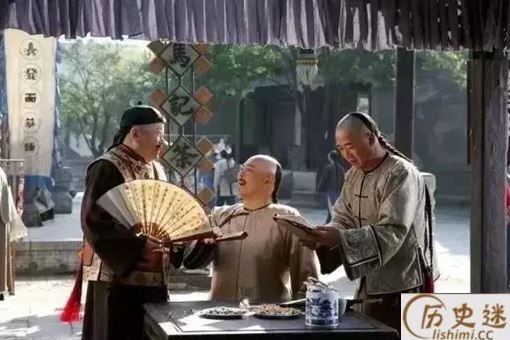 别人给你倒茶为何要敲桌子