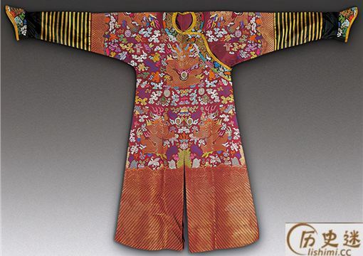 宋朝的官服胸前挂着的白圈是什么