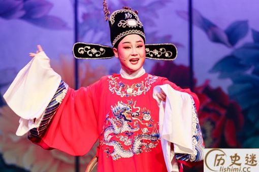 黄梅戏女驸马民女名叫冯素珍吗