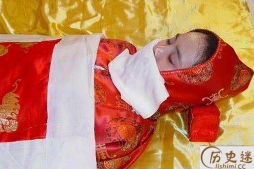 老人死后寿衣由谁穿上