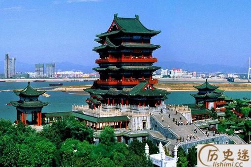 落霞与孤鹜齐飞,秋水共长天一色写的是哪一座名楼的景色