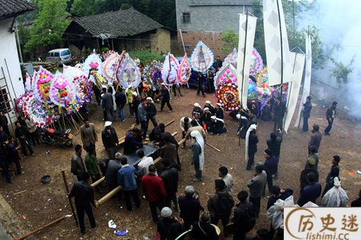 我国从古至今亲人逝世后守灵时为何要插三根香