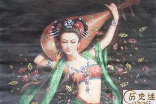 水下飞天舞蹈中的飞天动作与什么有关
