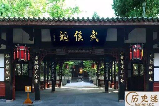 《武侯庙古柏》古诗赏析